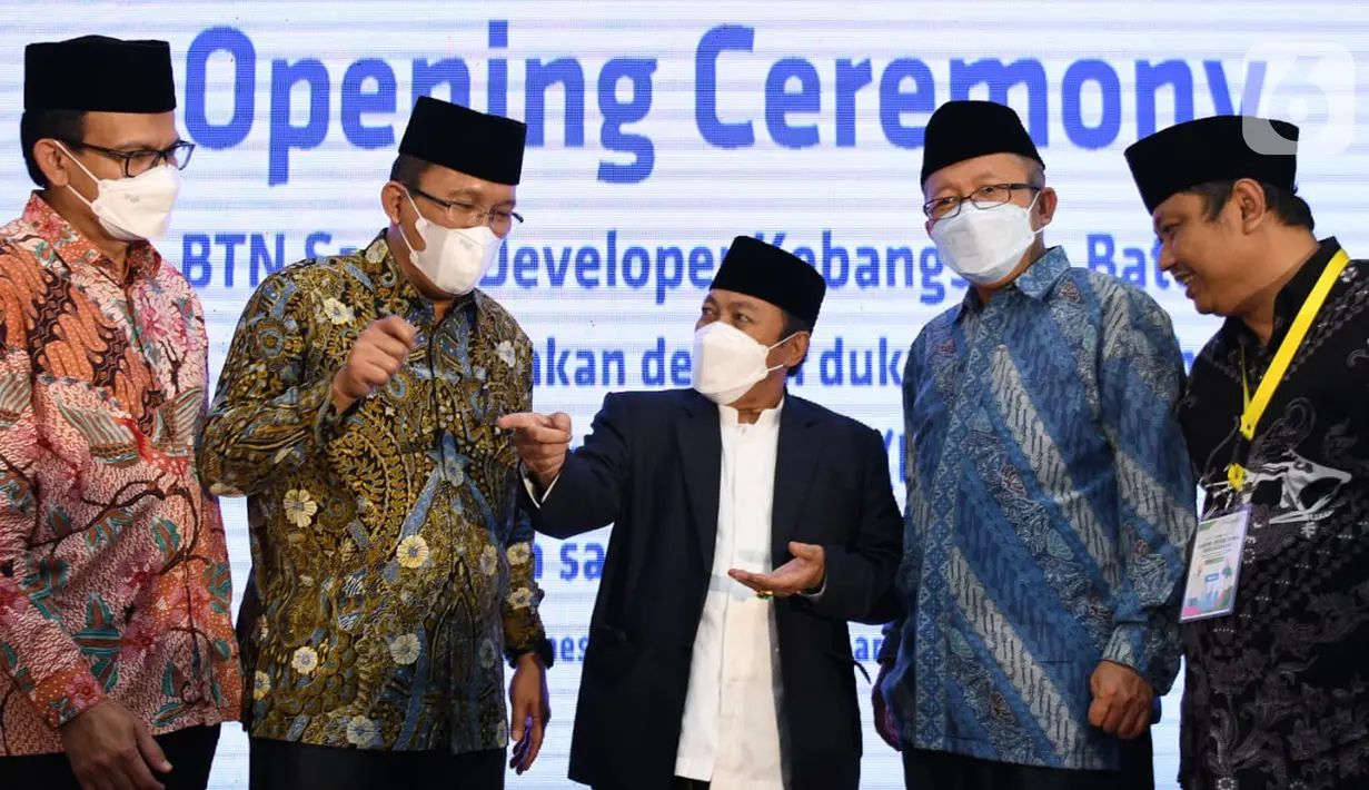 (Ki-ka) Direktur Finance, Planning and Treasury Bank BTN Nofry Rony Poetra, Direktur Utama Haru Koesmahargyo, Pengurus Pesantren Khas Kempek KH Mustofa Aqil Siroj, Wakil Ketua MPR RI Asrul Sani dan Ketum NU Circle Gatot Prio Utomo di Pondok Pesantren Khas Kempek, Cirebon (29/1/2022). (Liputan6.com)