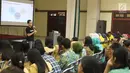 Head of Product BBM Ifnu Bima menjadi pembicara dalam Emtek Goes To Campus di Universitas Gajah Mada, Yogyakarta, Selasa (16/10). EGTC juga menghadirkan kompetisi news presenter, inspiring sharing dan entertainment talk. (Liputan6.com/Herman Zakharia)