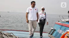 Calon Gubernur DKI Jakarta nomor urut 1 Ridwan Kamil (kanan) bersama istrinya Atalia Praratya saat tiba di salah satu pulau di Kepulauan Seribu, perairan Teluk Jakarta, Minggu (10/11/2024). (Liputan6.com/Angga Yuniar)