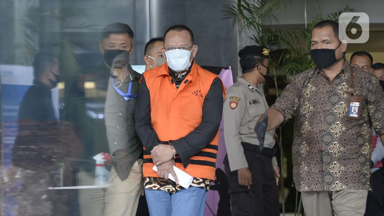 FOTO: Nurhadi dan Menantu Pakai Rompi Tahanan Usai Ditangkap KPK