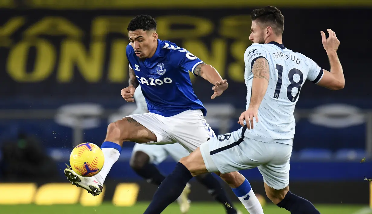 Gelandang Everton, Allan (kiri), mencoba melewati hadangan striker Chelsea, Olivier Giroud, dalam laga lanjutan Liga Inggris 2020/21 pekan ke-12 di Goodison Park Stadium, Sabtu (12/12/2020). Everton menang 1-0 atas Chelsea. (AFP/Peter Powell/Pool)