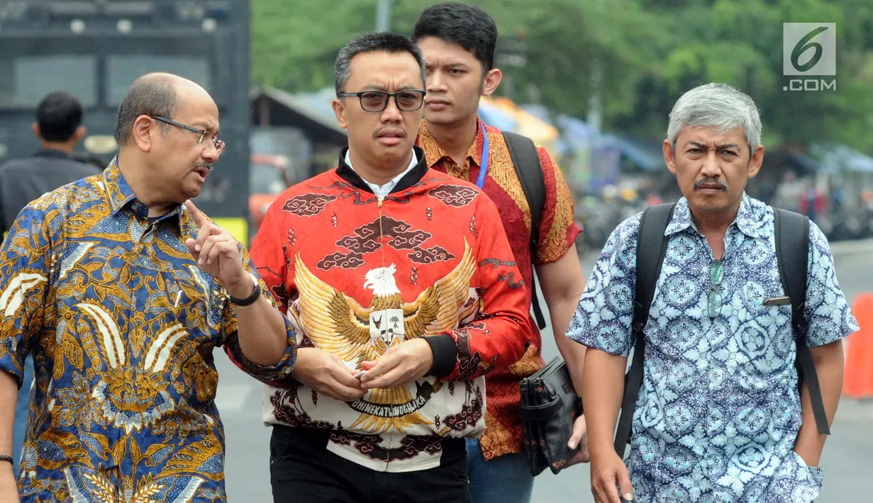 Mantan Menpora, Imam Nahrawi batik merah keluar menjalankan salat jumat saat proses penyidikan di Gedung KPK, Jakarta, Jumat (27/09/2019). KPK pada Rabu 18 September 2019 mengumumkan Imam Nahrawi dan asisten pribadinya Miftahul Ulum (MIU) sebagai tersangka. (merdeka.com/Dwi Narwoko)