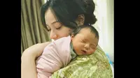 Cerita Asmirandah soal Pengalaman Pertama Begadang dan Menyusui Anaknya