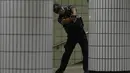 Seorang petugas polisi Korea Selatan mengikuti latihan anti-teror sebagai bagian dari latihan militer Ulchi Freedom Shield antara AS dan Korea Selatan di stasiun kereta bawah tanah di Seoul, Korea Selatan, Selasa, 22 Agustus 2023. (AP Photo/Lee Jin-man)