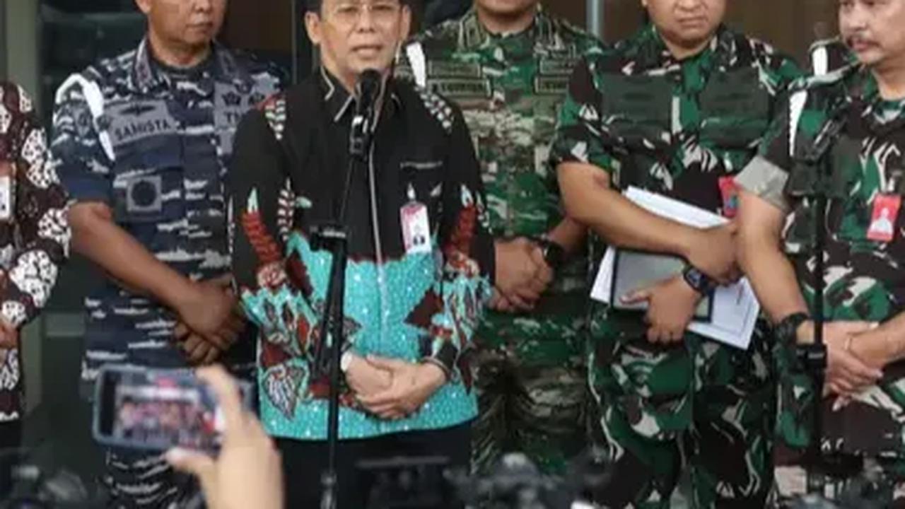 "Pada hari ini KPK bersama TNI yang dipimpin oleh Danpuspom TNI di atas tadi sudah melakukan audiens terkait dengan penanganan perkara di Basarnas dan yang dilakukan tangkap tangan oleh tim dari KPK," ujar Johanis.