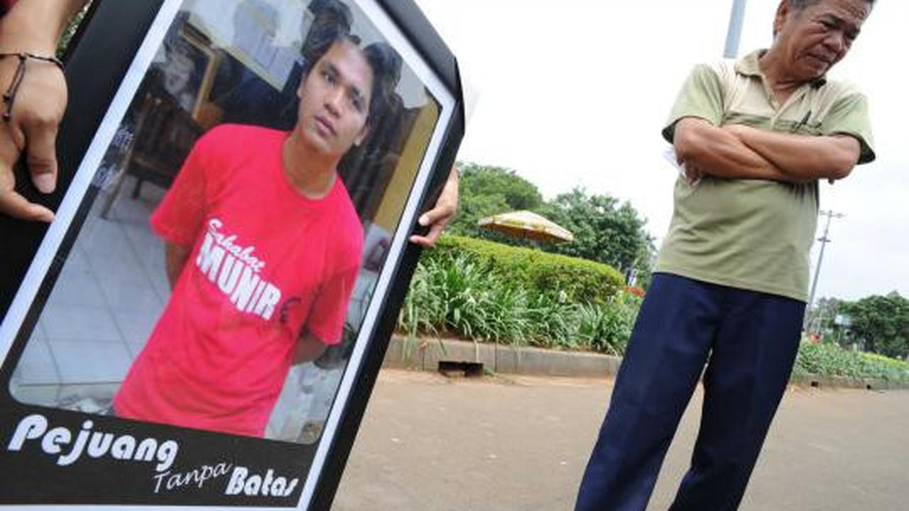 Aksi tabur bunga di Istana Merdeka untuk Sondang