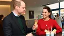 Kate Middleton tersenyum saat melihat Pangeran William mencicipi es krim selama mengunjungi Joe's Ice Cream di kawasan Mumbles, Wales Selatan, Selasa (4/2/2020). William dan Kate Middleton tengah dalam kunjungan ke kawasan Wales Selatan saat mampir ke Joe's Ice Cream. (ARTHUR EDWARDS/POOL/AFP)