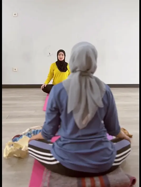 Menurut Ryana, Saat itu posisi bayi dalam perutnya dalam posisi melintang atau sungsang. Beberapa hari setelah yoga, jadwal kontrol dan hasil pemeriksaan posisi bayi sudah masuk panggul. [Instagram/ryana_dea]