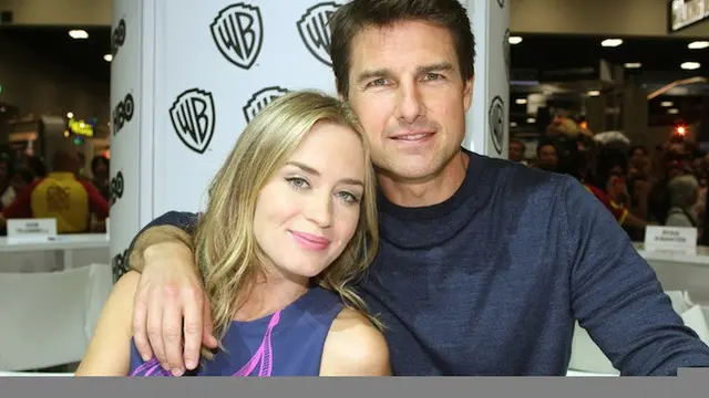 Cinta Lokasi, Tom Cruise Segera Nikahi Asisten Cantiknya?