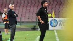 Pelatih Napoli, Carlo Ancelotti (kiri) dan pelatih AC Milan, Gennaro Gattuso melihat para pemainnya bertanding pada lanjutan Liga Serie A Italia di San Paolo Stadium, Naples (25/8). Napoli menang tipis atas Milan 3-2. (AFP Photo/Alberto Pizzoli)