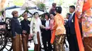 Selvi Ananda berjalan menuju tempat didampingi keluarganya. (Galih W. Satria/Bintang.com)