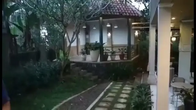 Rumah Jamal Mirdad yang luas dan asri