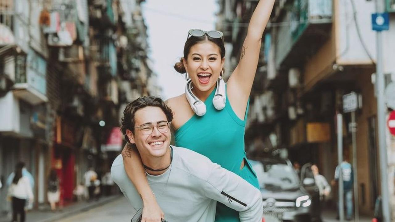 Koleksi foto mesra mereka sukses membuat heboh dunia maya dengan kemesraan yang ditampilkan.<br><br>