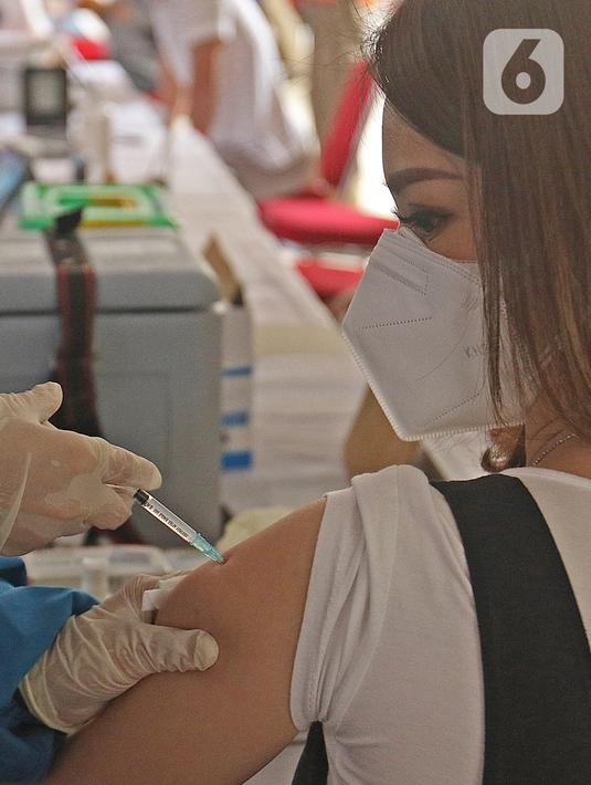 FOTO: Vaksinasi COVID-19 Tahap Kedua Dimulai - News ...
