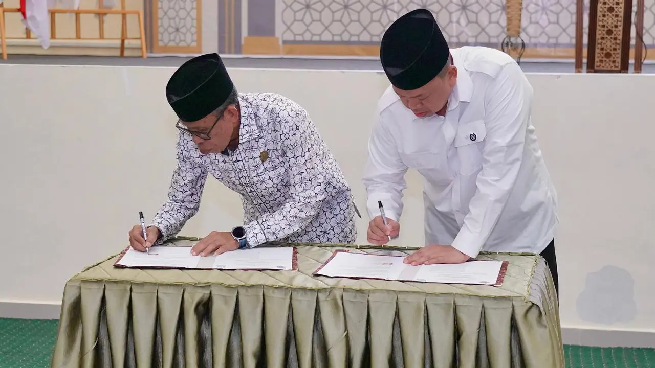 Menteri Agraria dan Tata Ruang/Kepala Badan Pertanahan Nasional (ATR/BPN), Nusron Wahid bersama Rektor Universitas Islam Negeri (UIN) Datokarama Palu, Lukman S. Thahir, menandatangani Nota Kesepahaman/MoU terkait pelaksanaan Kuliah Kerja Nyata (KKN) Temat