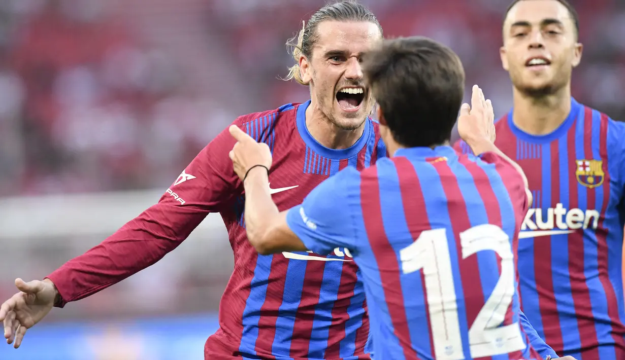 Antoine Griezmann. Striker Prancis berusia 31 tahun ini didatangkan Barcelona dari Atletico Madrid pada awal musim 2019/2020 dengan nilai transfer 120 juta euro atau kini setara Rp1,8 triliun. Saat ini ia tengah menjalani musim keduanya dipinjamkan ke Atletico Madrid. Bersama Barcelona ia total telah tampil dalam 102 laga di semua ajang dengan torehan 35 gol dan 17 assist. Sementara bareng Timnas Prancis ia telah mengoleksi 108 caps dengan torehan 42 gol dan 31 assist sejak melakukan debut pada 5 Maret 2014. (AFP/Thomas Kienzle)