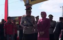 Jenderal Bintang Dua Polri Cium Istri di Acara Penutupan Pendidikan Bintara Polri 'Hanya Dia Pemberi Motivasi Saya