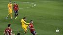 Penyerang Barcelona, Lionel Messi (tengah) melakukan tembakan ke gawang Osasuna pada pertandingan lanjutan La Liga Spanyol di stadion El Sadar di Pamplona, Spanyol, Minggu (7/3/2021). Barcelona kini berjarak tiga poin dari Real Madrid yang ada di peringkat ketiga. (AP Photo/Alvaro Barrientos)