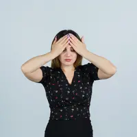 Terlalu sering scrolling dan berpindah dari satu distraksi ke distraksi lain bisa membuat kita sulit berkonsentrasi. Kenali dopamine detox sebagai cara untuk memberi jeda dari stimulasi berlebihan. (Foto/Dok: Magnific)