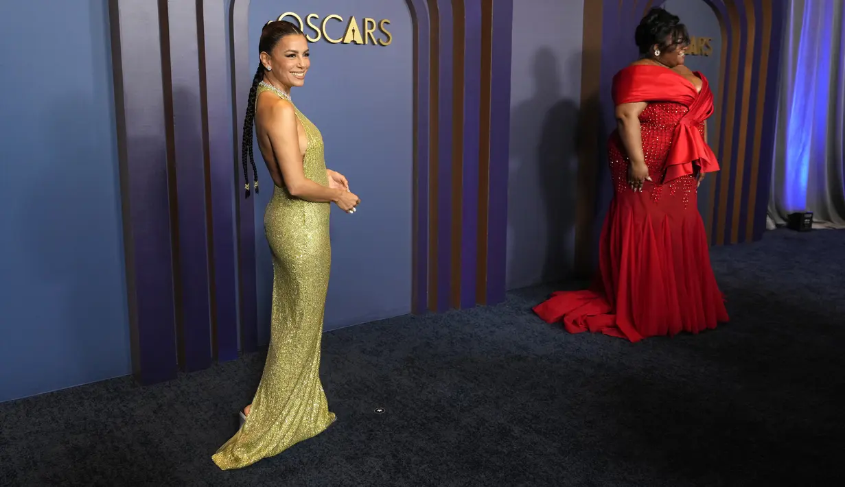 Gaun itu memamerkan lengannya yang kencang dan menonjolkan bentuk tubuh Eva Longoria yang membuat iri. (AP Photo/Chris Pizzello)