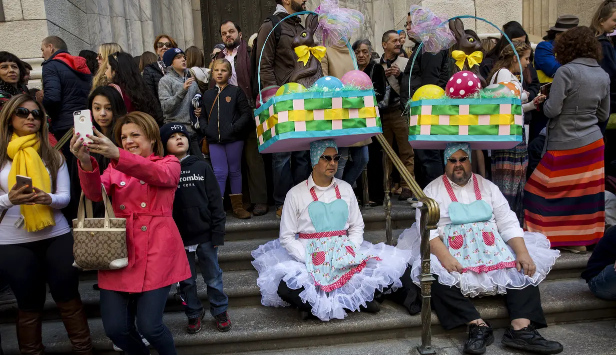 Dua orang pria mengenakan topi berbentuk keranjang telur saat menghadiri Parade Paskah dan Festival Bonnet di New York City, Minggu (5/6/2015). (Reuters / Eric Thayer)