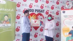 Kepala Unit Usaha Syariah ACC Wisnu Wardhana (kiri) menyerahkan secara simbolis bantuan donor plasma kepada Kepala Unit Donor Darah PMI Ria Syafitri (kanan) di Jakarta Kamis (04/02/2021). (Liputan6.com/Pool)