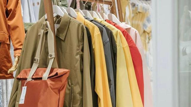 Diary Fimela: Cerita Ame Raincoat, Jas Hujan Stylish Kreasi Anak ITB yang Bikin Presiden Jokowi Kepincut