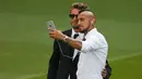 Gelandang Juventus,  Arturo Vidal (kanan) bersama Claudio Marchisio berselfie jelang konferensi pers di Stadion Santiago Bernabeu, Spanyol (12/5/2015). Juventus akan menantang Real Madrid di leg kedua semifinal Liga Champions.  (Reuters/Sergio Perez)