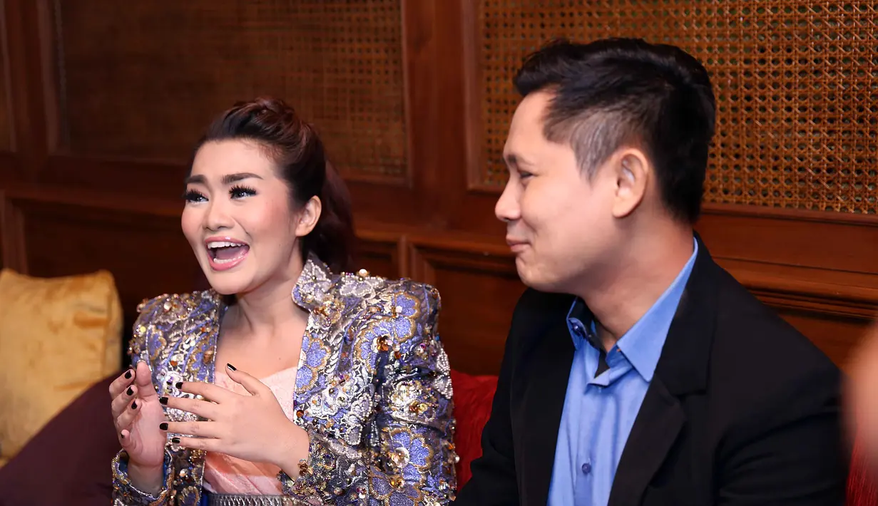 Demi mendapatkan adegan mesra dalam video klipnya, Fitri menggandeng sang suami sebagai modelnya. Hal ini dirasa mudah dalam adegan pelukan mesra dan lainnya. (Nurwahyunan/Bintang.com)