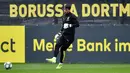 Kiper Borussia Dortmund Roman Buerki berlatih di Dortmund, Jerman, Senin (16/9/2019). Dortmund siap menjamu Barcelona pada laga Grup F Liga Champions di Signal Iduna Park. (AP Photo/Martin Meissner)