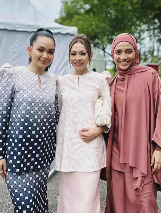 Untuk tampil lebih modern, kebaya kurung terlihat manis dengan aksen cutout pada bagian dada.  [Foto: Instagram/ De Fam]