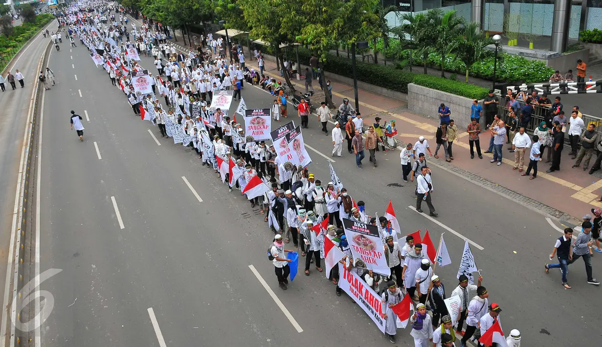 Massa aksi damai 4 November berjalan berbaris memasuki kawasan Thamrin menuju Balai Kota, Jakarta Pusat, Jumat (4/11). Demo 4 November menuntut penuntasan proses hukum Basuki Tjahaja Purnama (Ahok) ini diikuti berbagai ormas. (Liputan6.com/Angga Yuniar)