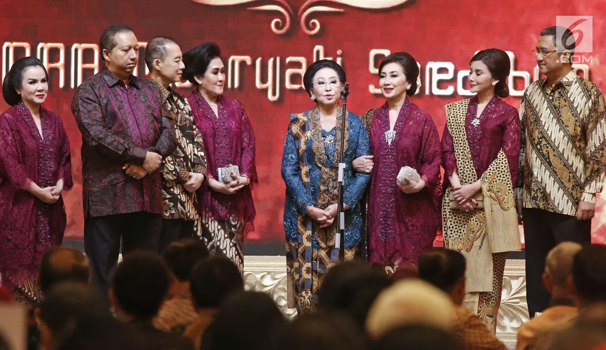 Pendiri PT Mustika Ratu Tbk, Mooryati Soedibyo memberi sambutan saat perayaan  ulang tahunnya yang ke 90 di Jakarta, Jumat (5/1). Mooryati Soedibyo menggelar syukuran atas panjang yuswo atau panjang umur yang ke 90. (Liputan6.com/Herman Zakharia)