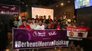 Penonton berfoto bersama setelah acara Roaring Night Manchester United melawan West Ham yang berlangsung di Fomo Bar, Melawai, Jakarta, Minggu (04/02/2024) malam WIB. (Bola.com/Bagaskara Lazuardi)