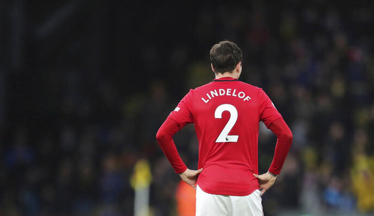 Bek Manchester United, Victor Lindelof, tampak lesu usai ditaklukkan Watford pada laga Premier League 2019 di Stadion Vicarage Road, Minggu (22/12). Watford menang 2-0 atas Manchester United. (AP/Petros Karadjias)