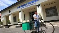 Demi Terus Bersekolah, Siswa Ini Tak Malu Berjualan Keliling