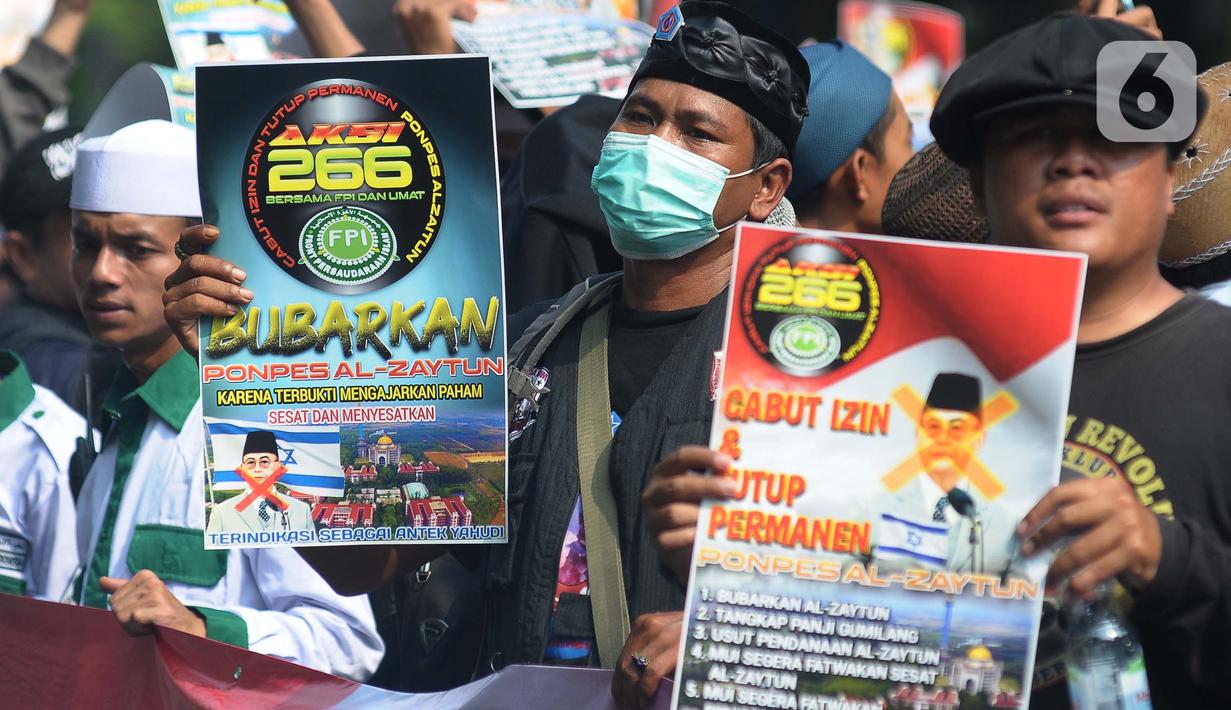 Massa dari Front Persaudaraan Islam (FPI) bersama Umat melakukan unjuk rasa di depan Gedung Kementerian Agama (Kemenag) Jakarta, Senin (26/6/2023). (merdeka.com/Imam Buhori)