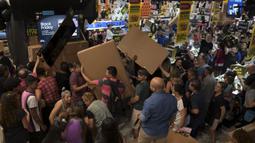 Sehari setelah Thanksgiving, yang biasa disebut sebagai Black Friday ini telah menjadi salah satu hari belanja tersibuk tahunan di Amerika Serikat (AS), dan kini juga dilakukan di beberapa negara lain. (NELSON ALMEIDA/AFP)