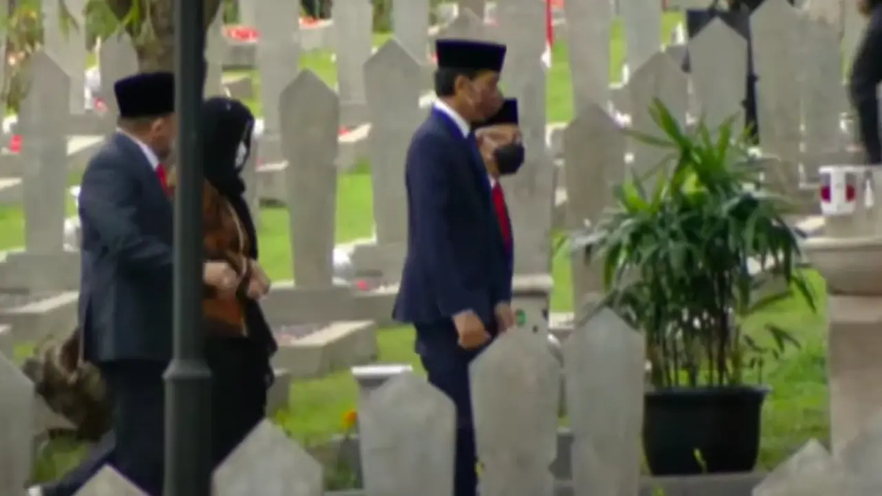 Presiden Jokowi dan Wakil Presiden Ma'ruf Amin melakukan tabur bunga di makam sejumlah tokoh dan pahlawan. (Istimewa)