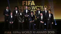 Para pemain yang terpilih dalam FIFA FIFPro World XI 2015 berpose saat acara pemberian penghargaan FIFA Balon d'Or 2015 di Kongresshaus, Zurich, Swiss, Selasa (12/1/2016) dini hari WIB. (AFP/Olivier Morin)