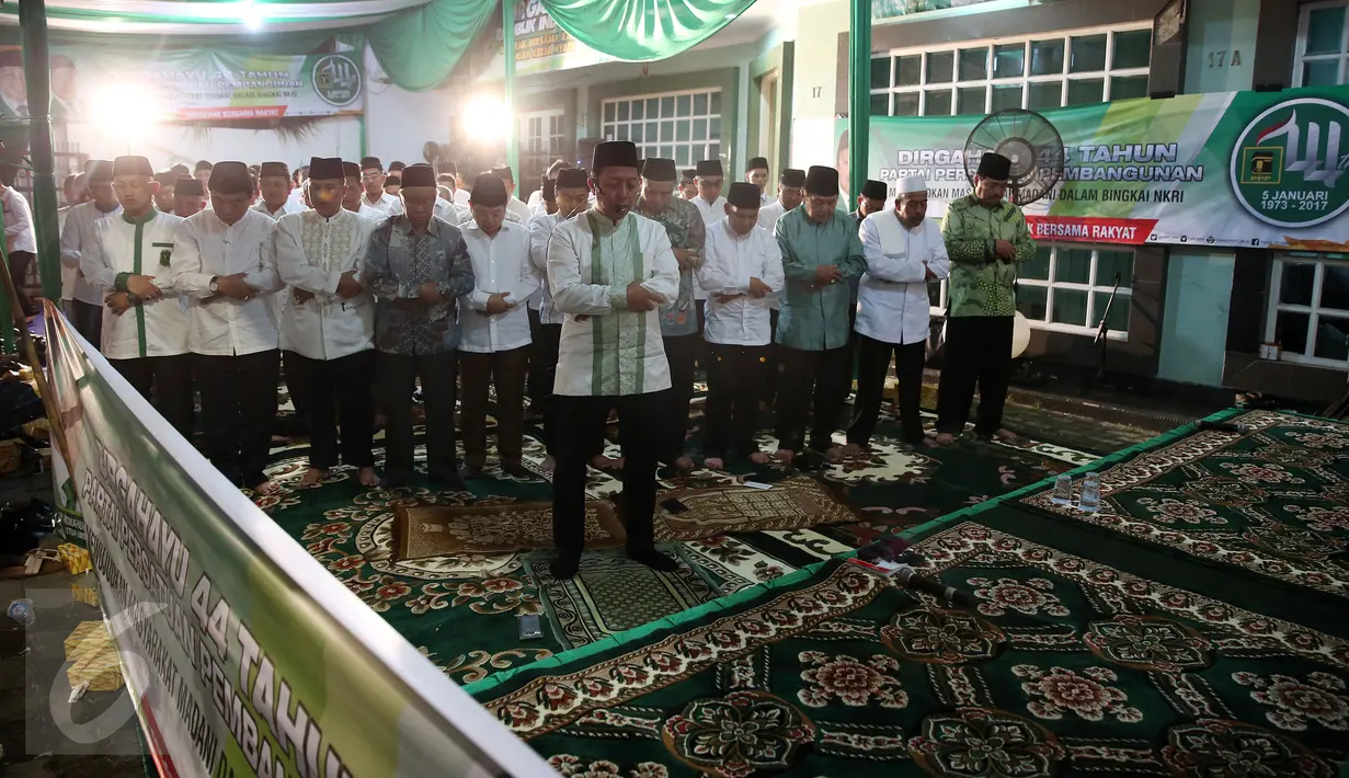 Ketua Umum PPP kubu Romahurmuziy saat memimpin Sholat di acara tasyakuran merayakan HUT PPP ke-44 di Tebet Barat, Jakarta, Kamis (5/1). Tasyakuran tersebut mengusung tema 'Mewujudkan Masyarakat Madani dalam Bingkai NKRI'. (Liputan6.com/Johan Tallo)