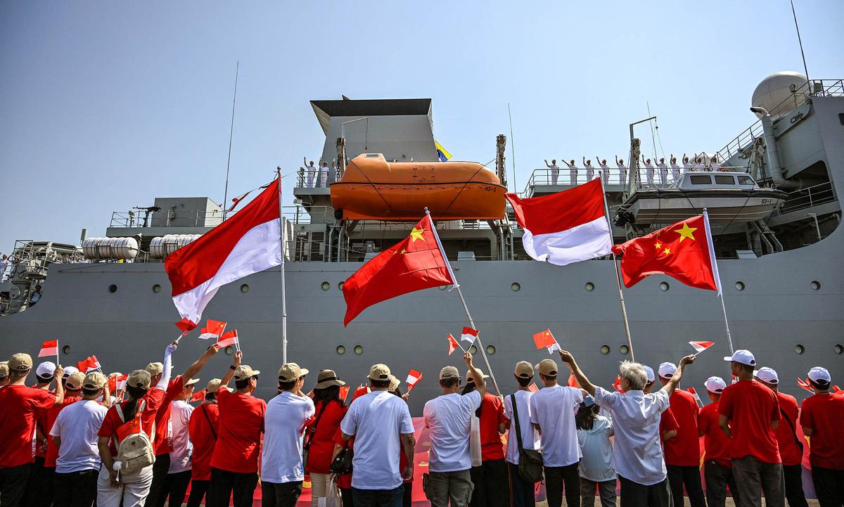 Dua Kapal Perang China Berlabuh di Surabaya