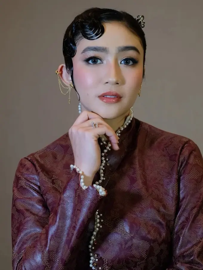 Dramatis dan Berani, Intip Detail Makeup dan Rambut Vintage Febby Rastanty di Gala Premiere Narik Sukmo