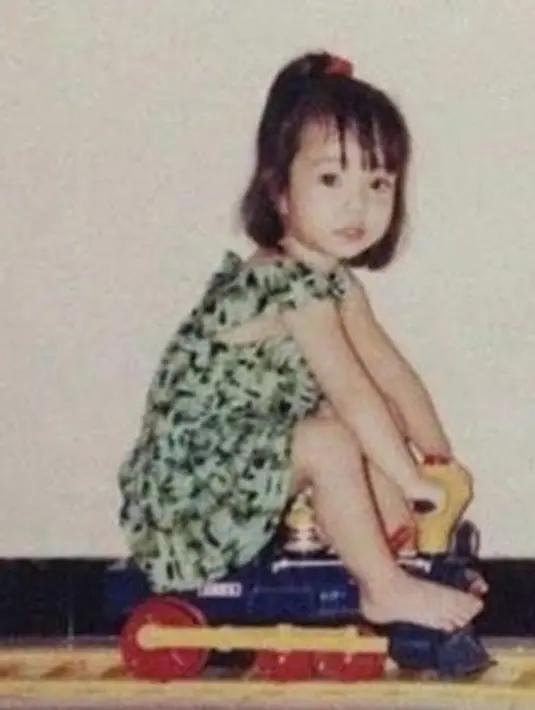 Gisella Anastasia kecil parasnya bak pinang dibelah dua dengan Gempita Gisel kecil ini sukses bikin gemas. Banyak warganet membandingkan foto kecil Gisel ini dengan foto masa kecil Gempi yang memang bak saudara kembar. (Liputan6.com/IG/gisel_la)