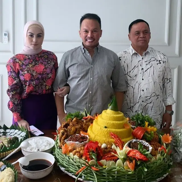 Jarang Terekspos, Ini 6 Potret Mesra Jennifer Dunn dan Suami