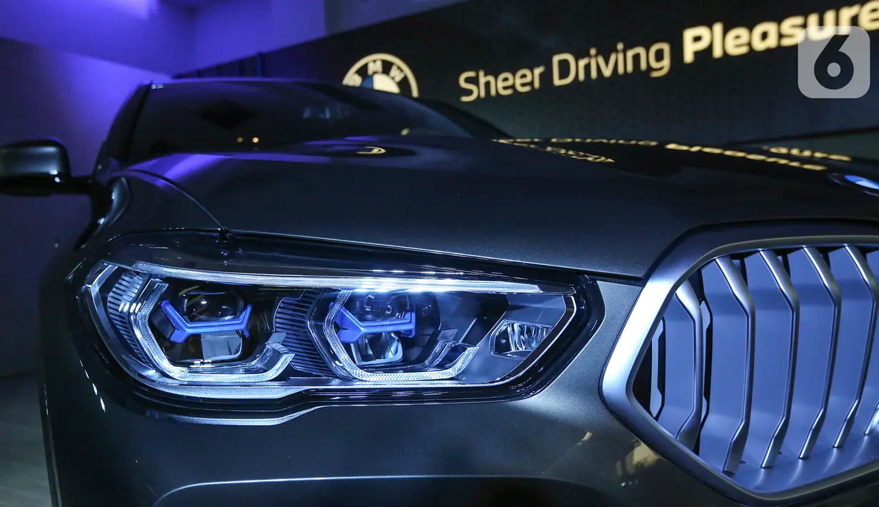 Desain lampu laserlight all-new BMW X6 saat peluncuran di German Centre BSD, Tangerang Selatan. Hadir dengan BMW Laserlight sebagai standar, sementara Selective Beam mengoptimalkan fungsi lampu jauh yang tidak menyilaukan pengendara lain dengan jangkauan hingga 530 m. (Liputan6.com/Fery Pradolo)