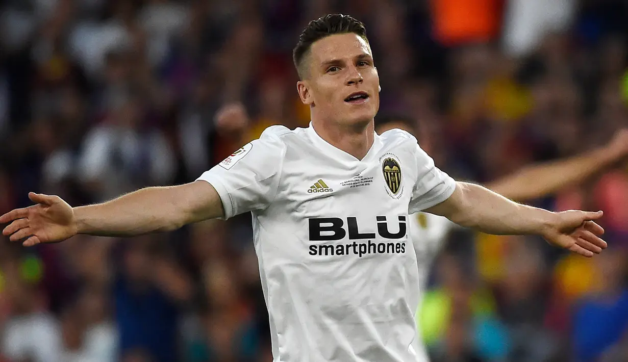 Kevin Gameiro. Striker Prancis berusia 34 tahun ini tiga musim terakhir memperkuat Valencia. Pernah berseragam Sevilla dan PSG, musim ini ia memutuskan hijrah ke klub pertamanya RC Strasbourg yang pernah diperkuatnya selama 3 musim, mulai 2005/2006. (Foto: AFP/Jose Jordan)
