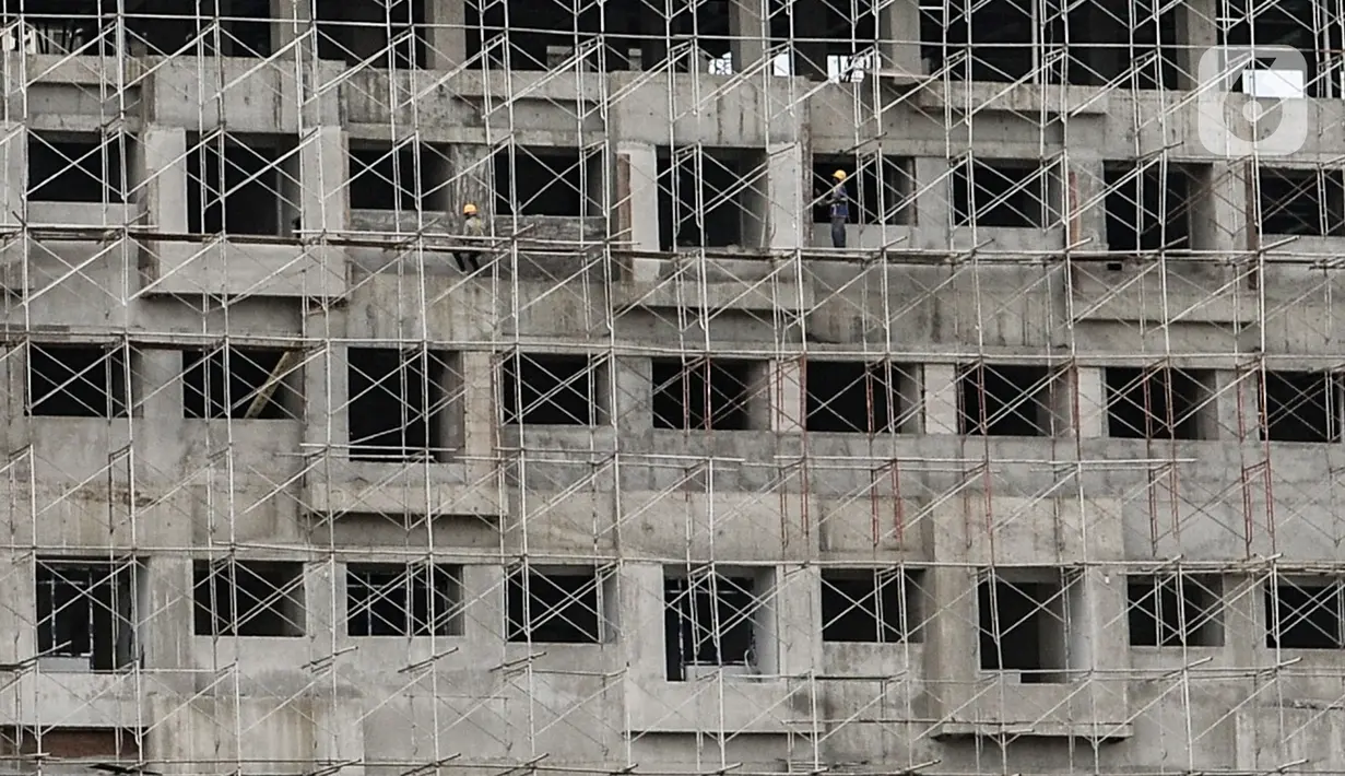 Aktivitas pekerja menyelesaikan pembangunan gedung Universitas Islam Internasional Indonesia (UIII) di Cimanggis, Depok, Minggu (28/2/2021). Pemerintah menargetkan konstruksi utama kampus UIII rampung pada Juni atau Agustus 2021 dan siap menerima mahasiswa di tahun ini. (merdeka.com/Iqbal S Nugroho
