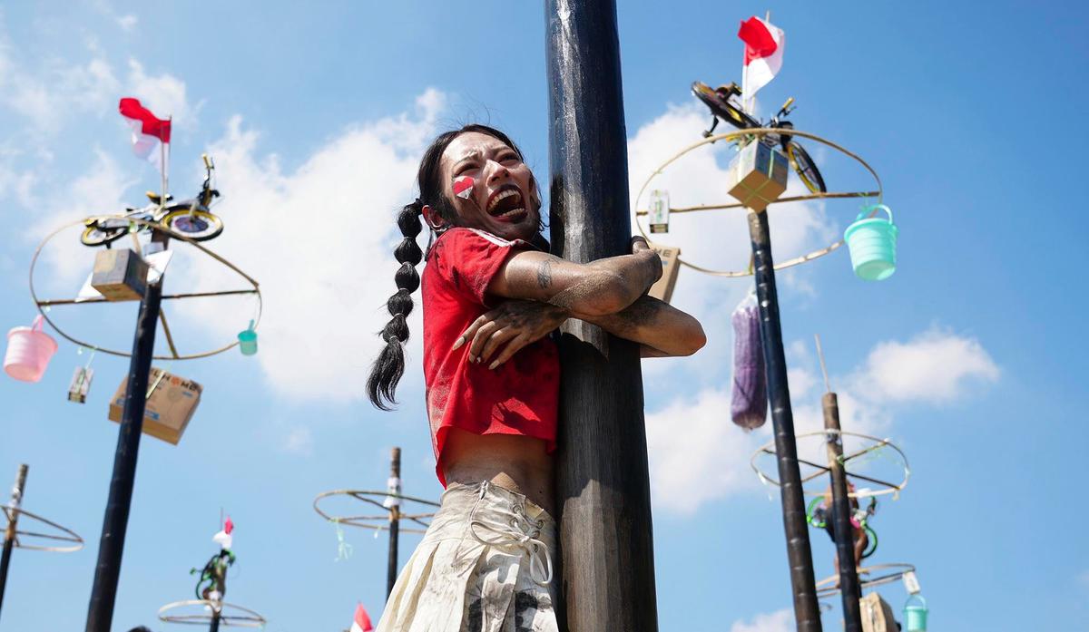 FOTO: Serunya Panjat Pinang di Ancol, 400 Peserta Rebut Hadiah Kemerdekaan