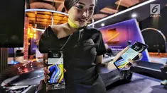 Model menunjukan produk Samsung Galaxy Note 9 dalam launching Samsung Galaxy Note 9 di Jakarta, Kamis (23/8). (Liputan6.com/Faizal Fanani)